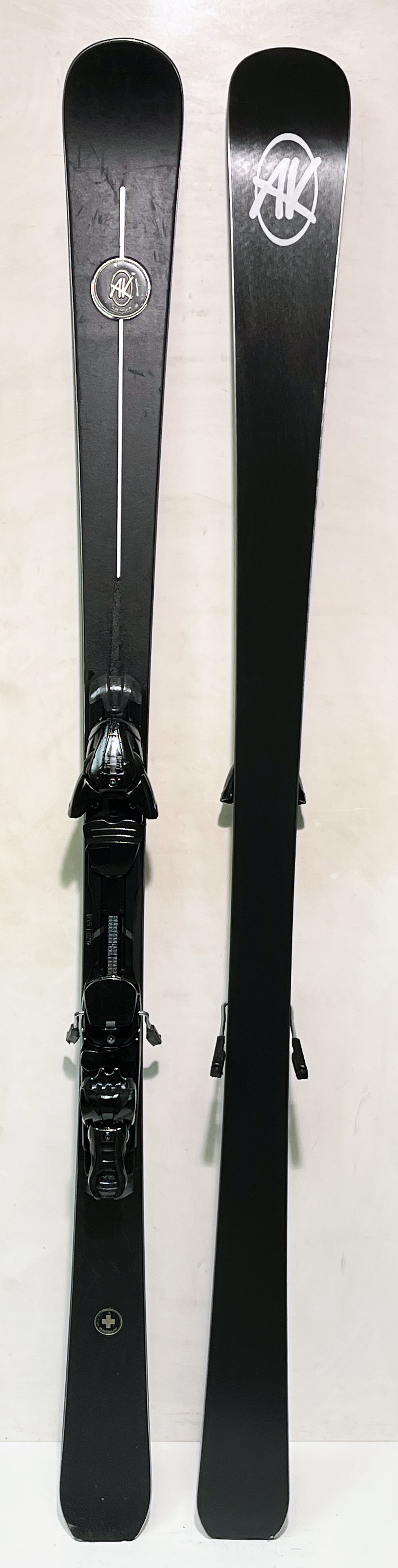 AK 165 cm; SWISS Ski
