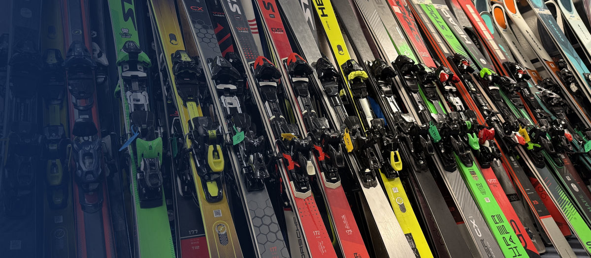 Ski-Wand mit Stöckli- und Head-Ski im Laden von Skiverkauf Stepan