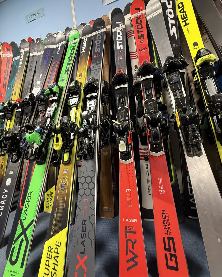 Ski-Wand mit Stöckli- und Head-Ski im Laden von Skiverkauf Stepan