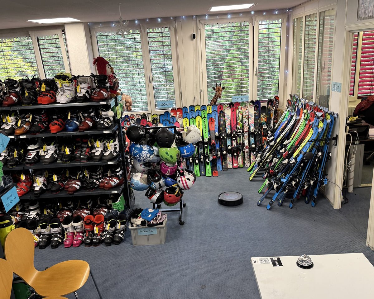 Kinderecke im Showroom von Ski Stepan mit Kinderskischuhen, Helmen und Kinderski