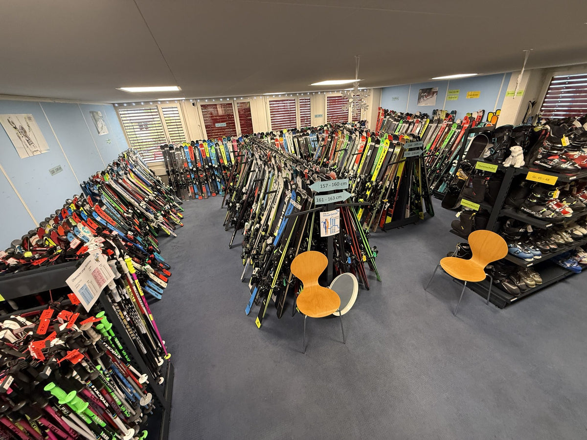 Blick in den Showroom von Ski Stepan in Brüttisellen mit Skiständern, Skischuhregalen und Sitzplätzen zum Anprobieren