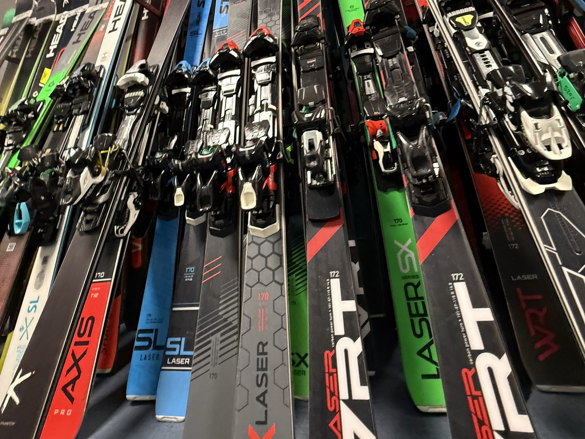 Auswahl an Pistenski und Race-Carvern mit Bindung bei Ski Stepan