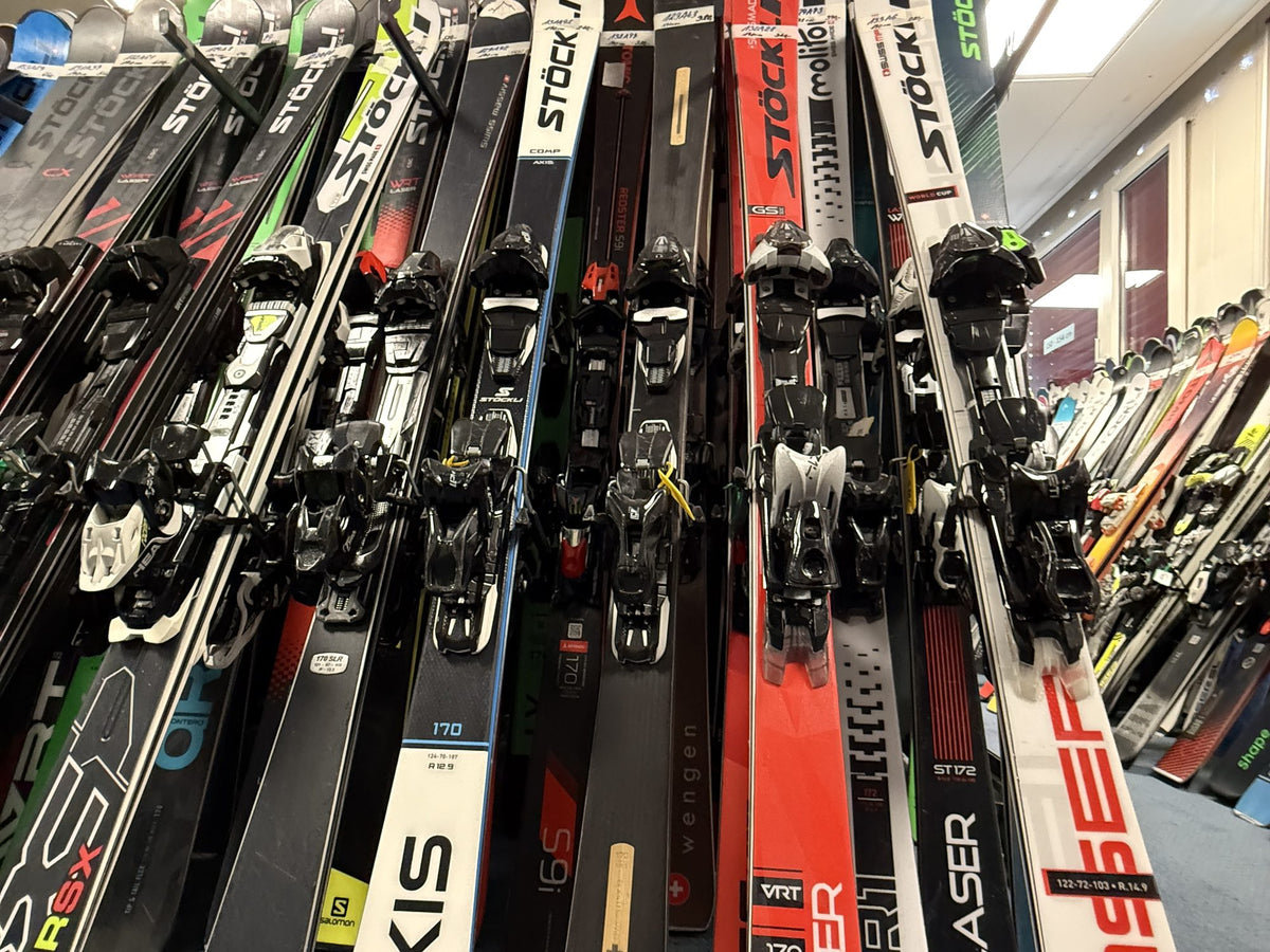 Ski von Stöckli, Atomic, Head und weiteren Marken im Skiständer bei Ski Stepan