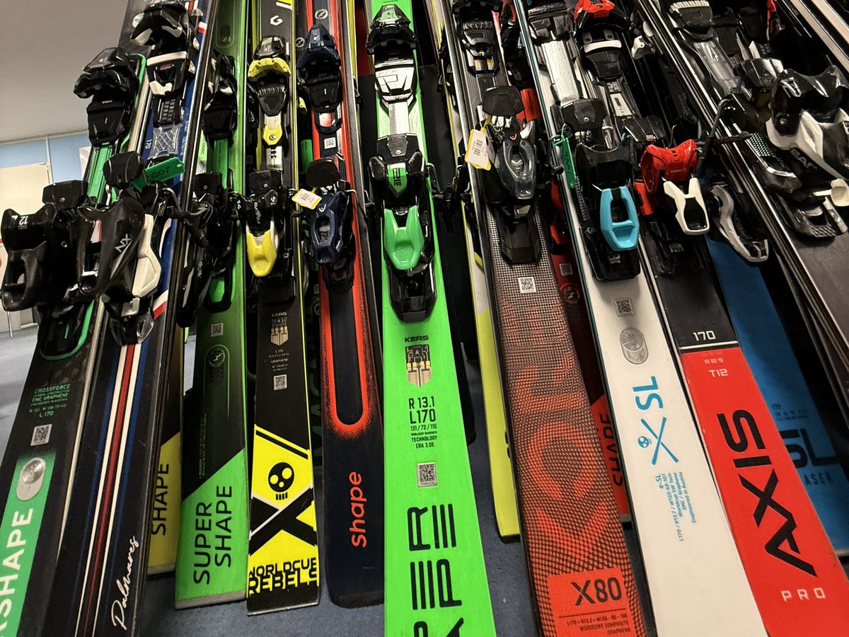 Skiwand mit Slalom-, Allround- und Freeride-Modellen bei Ski Stepan