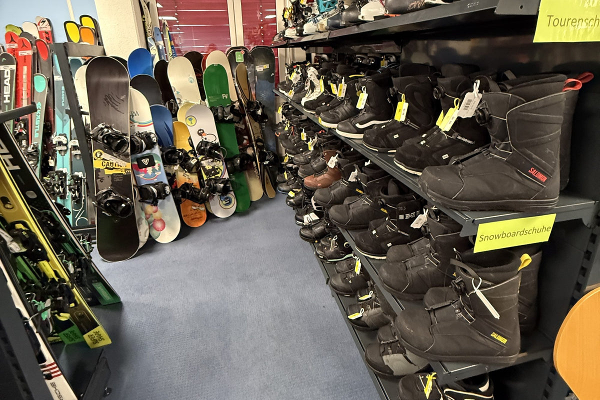 Snowboards, Snowboardschuhe und Tourenschuhe im Showroom von Ski Stepan
